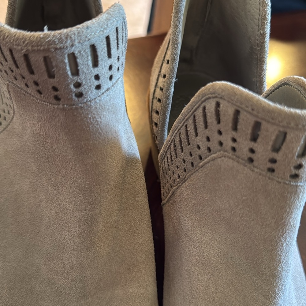 Vince Camuto Women’s VP-Philena Suede Leather Booties color tan size 9.5 - Picture 13 of 13